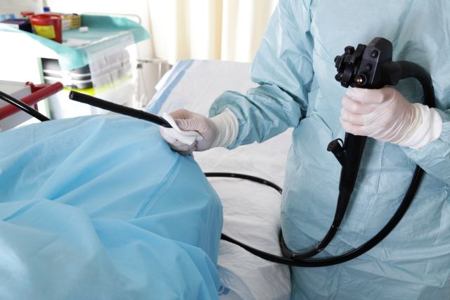 医師が大腸内視鏡を持っている手元