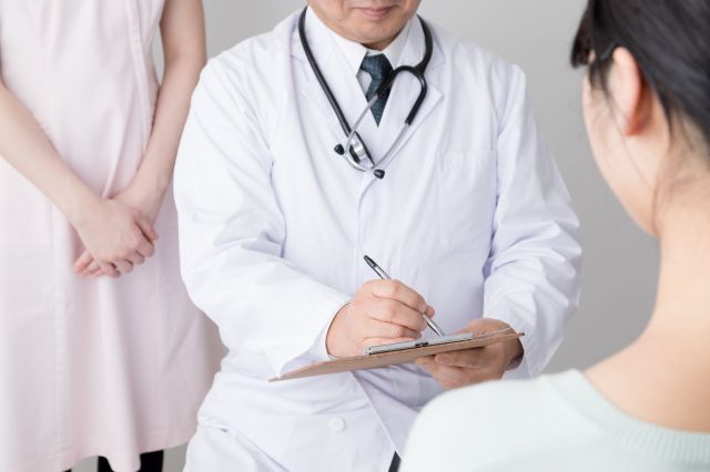 診察をする医者と患者