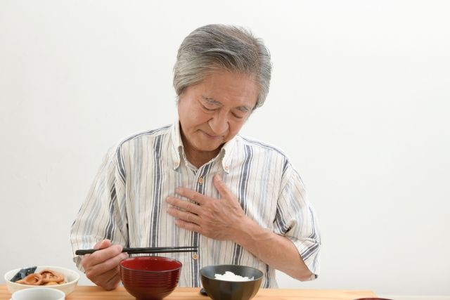 食事中に胸元をおさせる男性